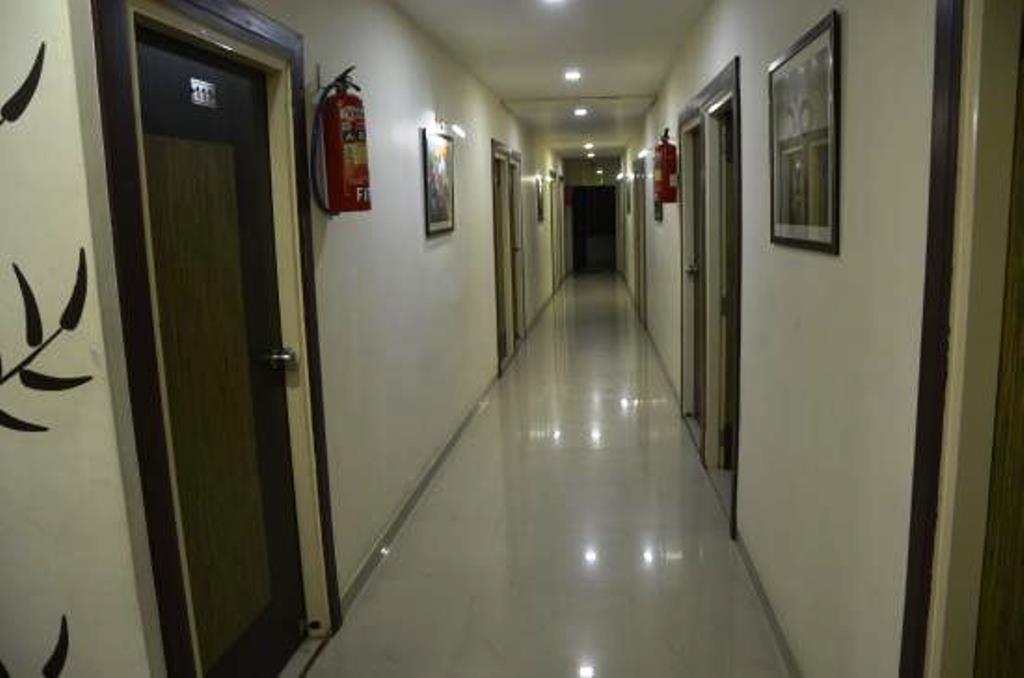 Hotel Royal Apple Ahmedabad Eksteriør billede